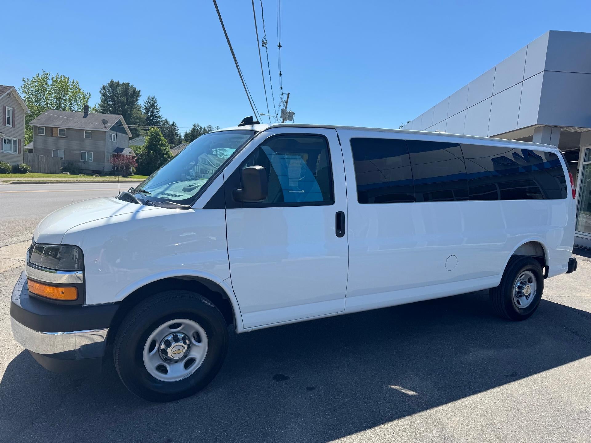 2025 Chevrolet Express Passenger 1LT