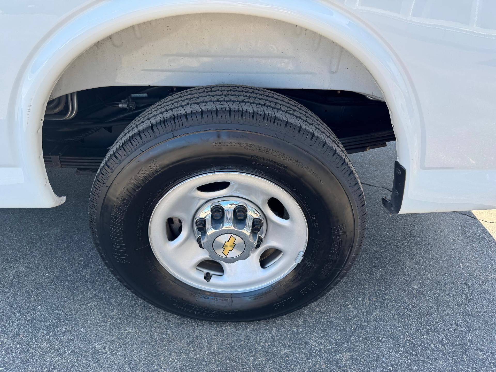 2025 Chevrolet Express Passenger 1LT