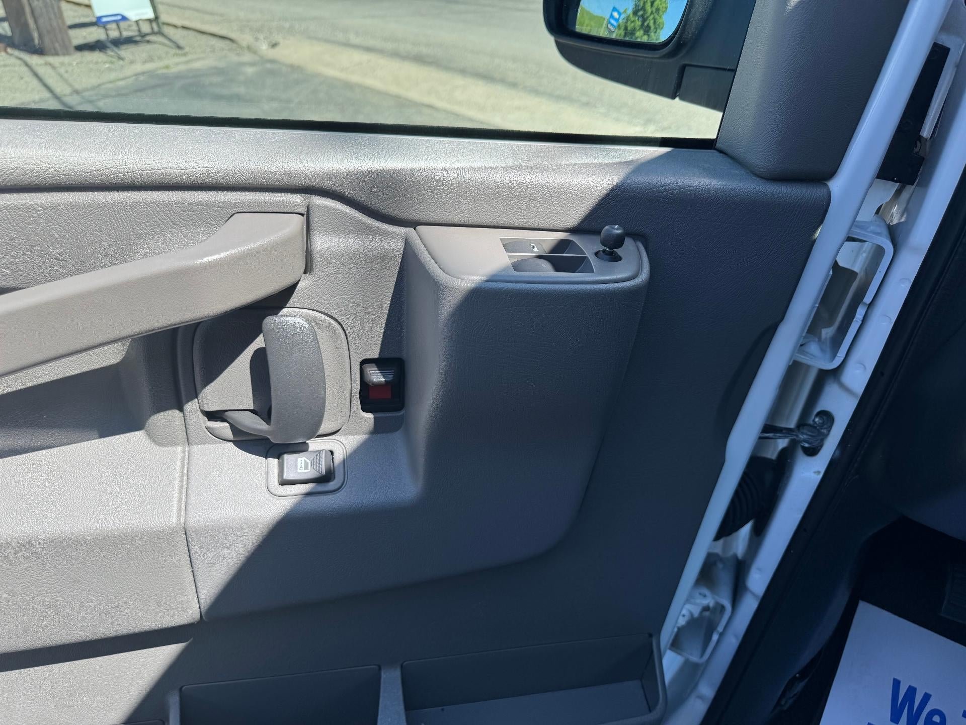 2025 Chevrolet Express Passenger 1LT