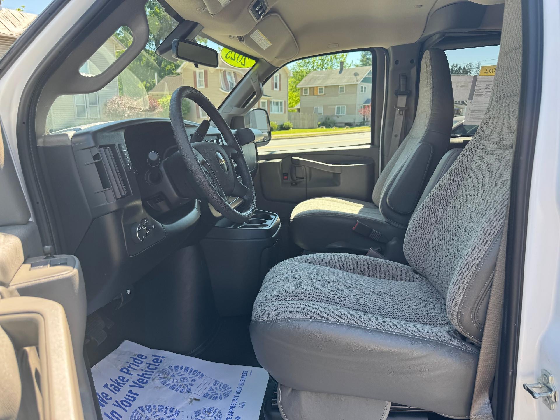 2025 Chevrolet Express Passenger 1LT