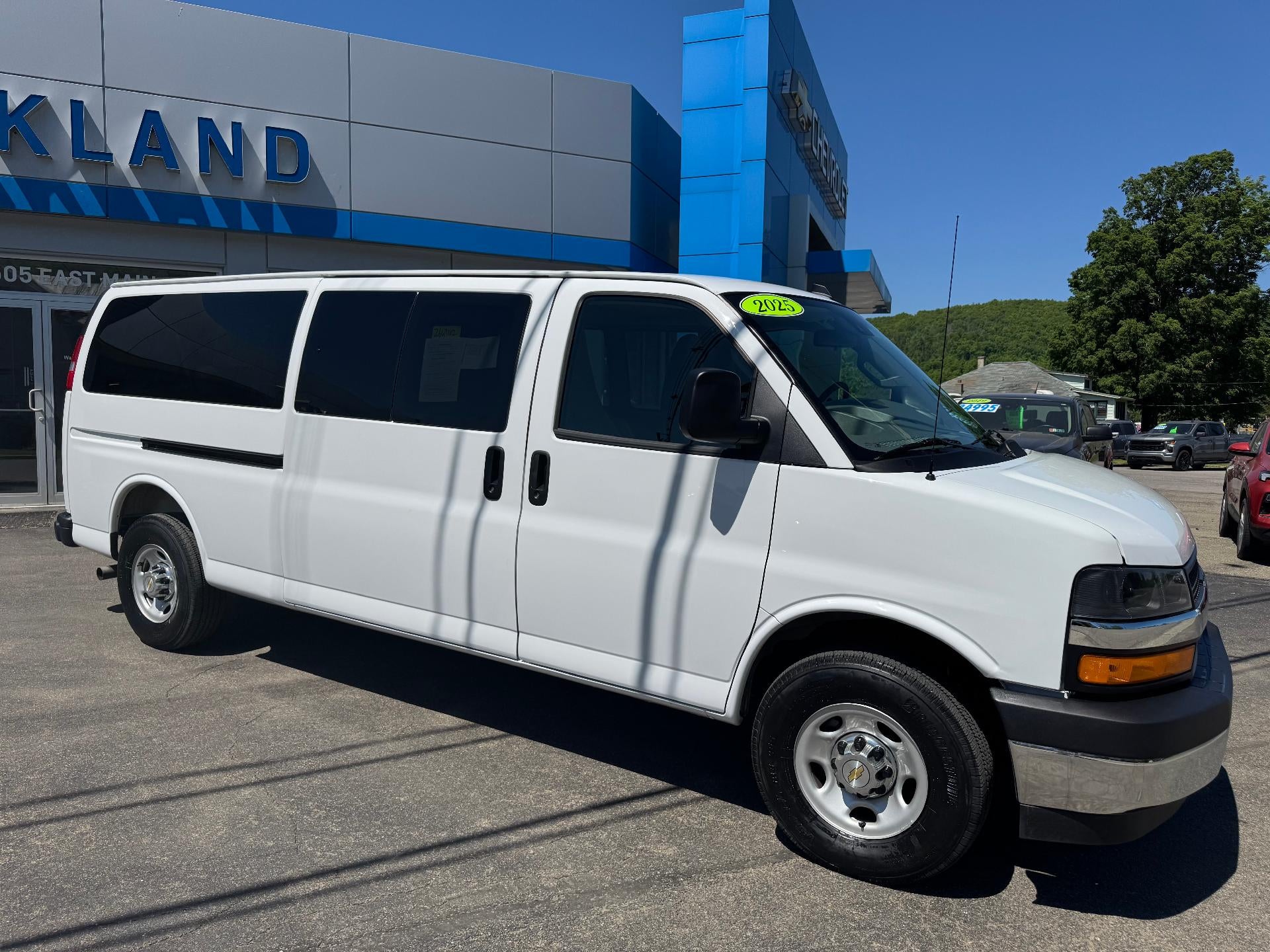 2025 Chevrolet Express Passenger 1LT