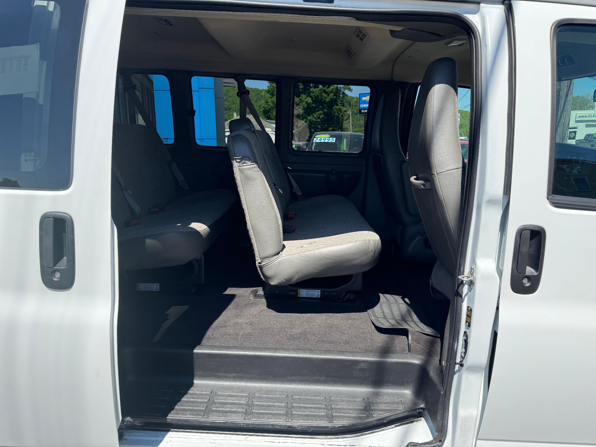 2025 Chevrolet Express Passenger 1LT