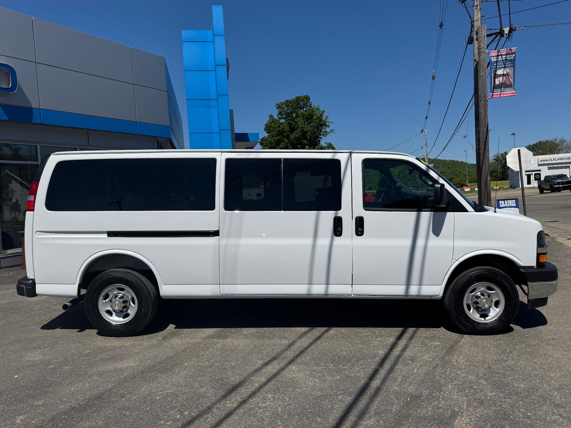 2025 Chevrolet Express Passenger 1LT