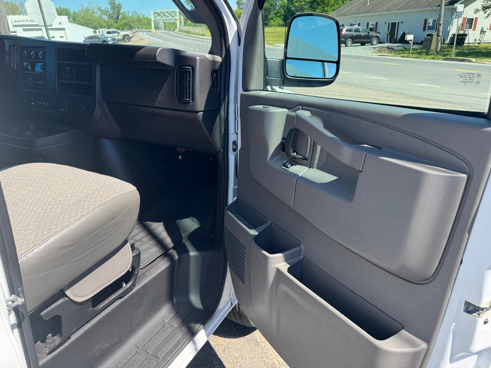 2025 Chevrolet Express Passenger 1LT