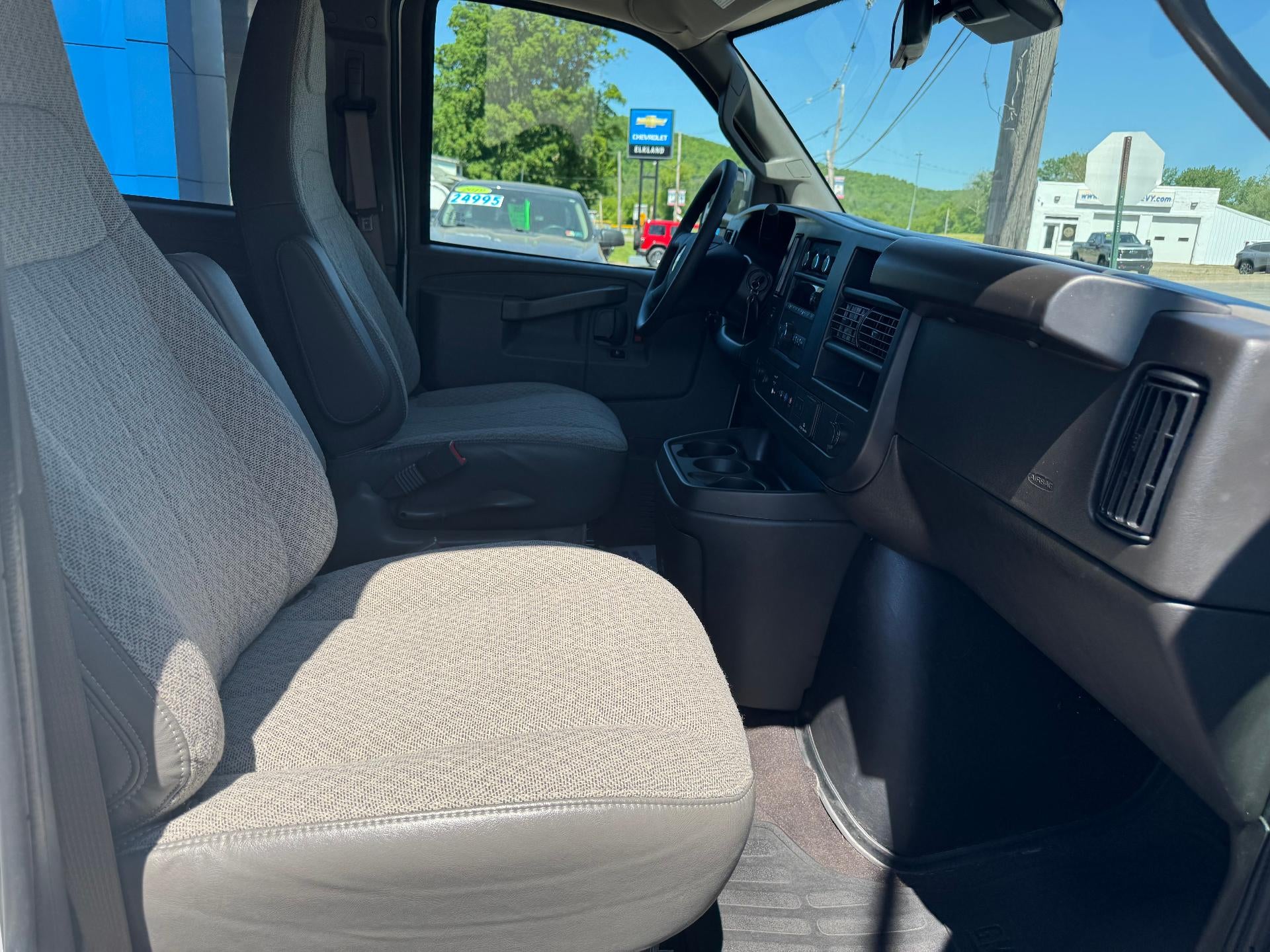 2025 Chevrolet Express Passenger 1LT