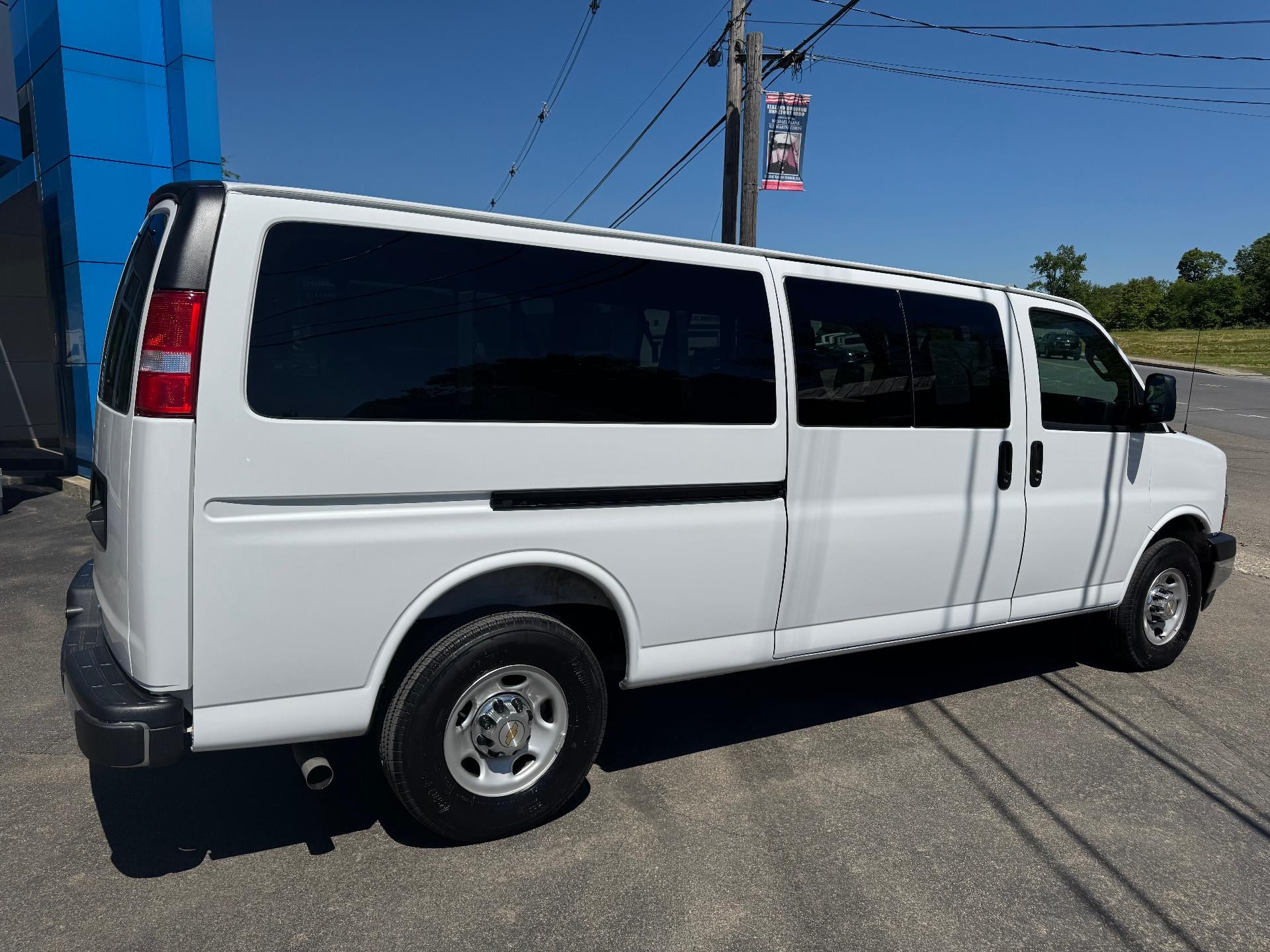 2025 Chevrolet Express Passenger 1LT
