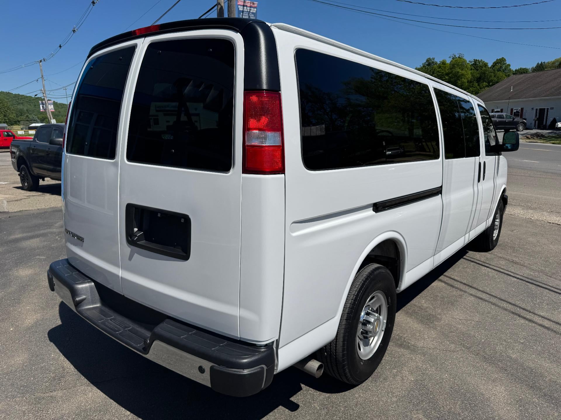 2025 Chevrolet Express Passenger 1LT