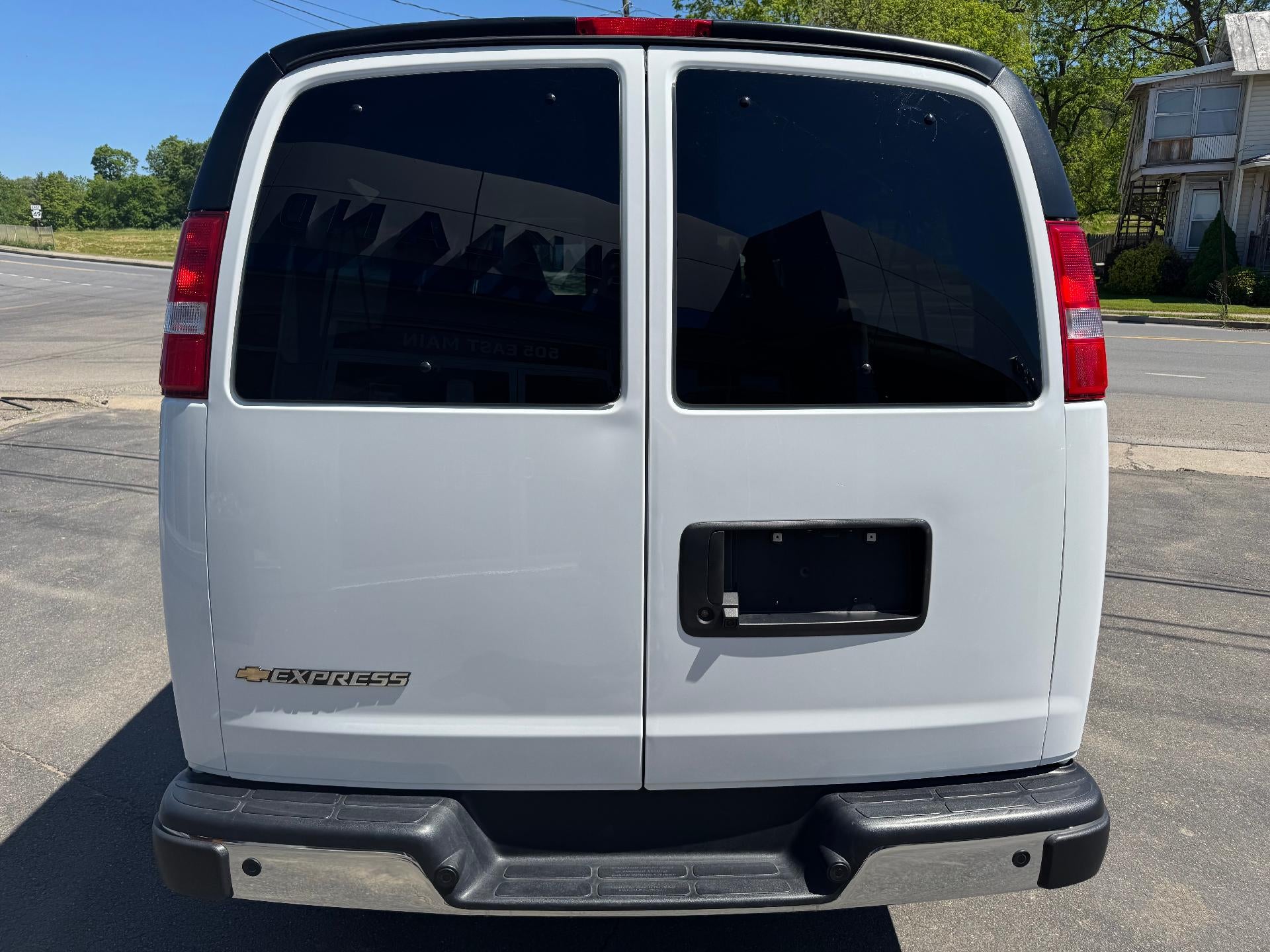 2025 Chevrolet Express Passenger 1LT