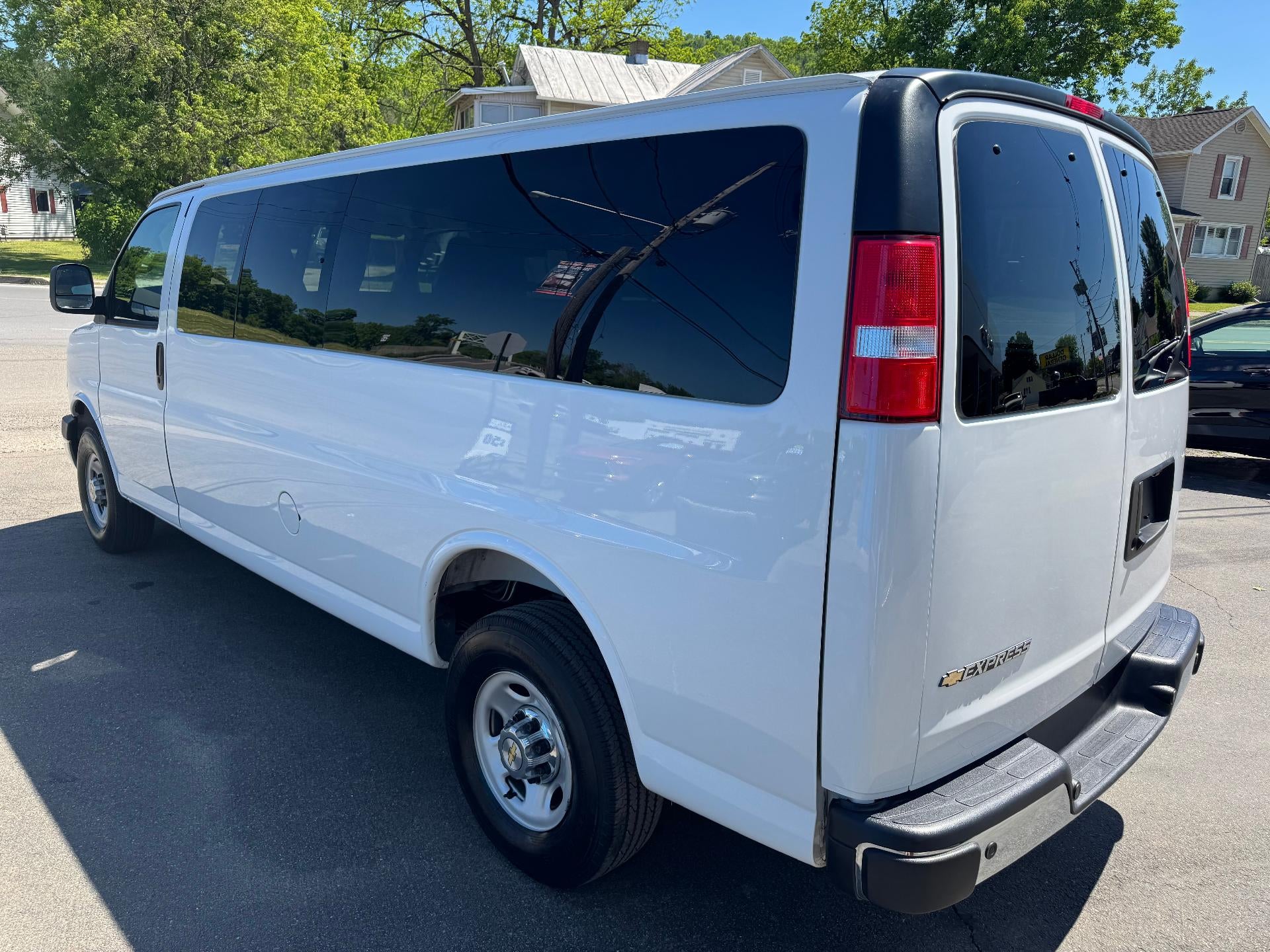 2025 Chevrolet Express Passenger 1LT