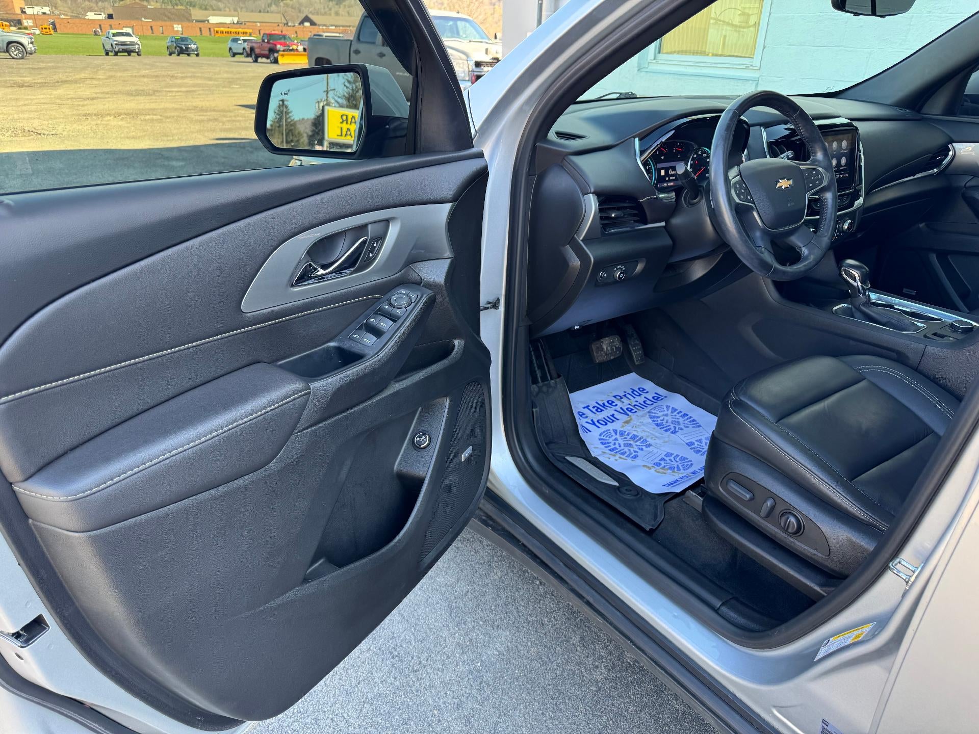 2022 Chevrolet Traverse LT Leather