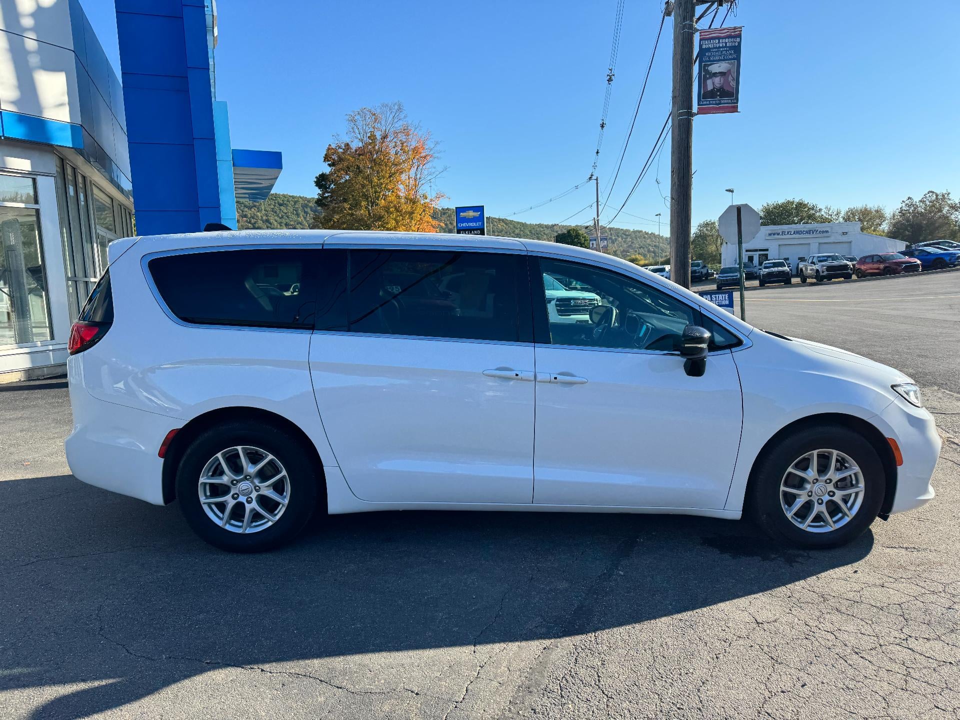 2026 Chrysler Pacifica Select