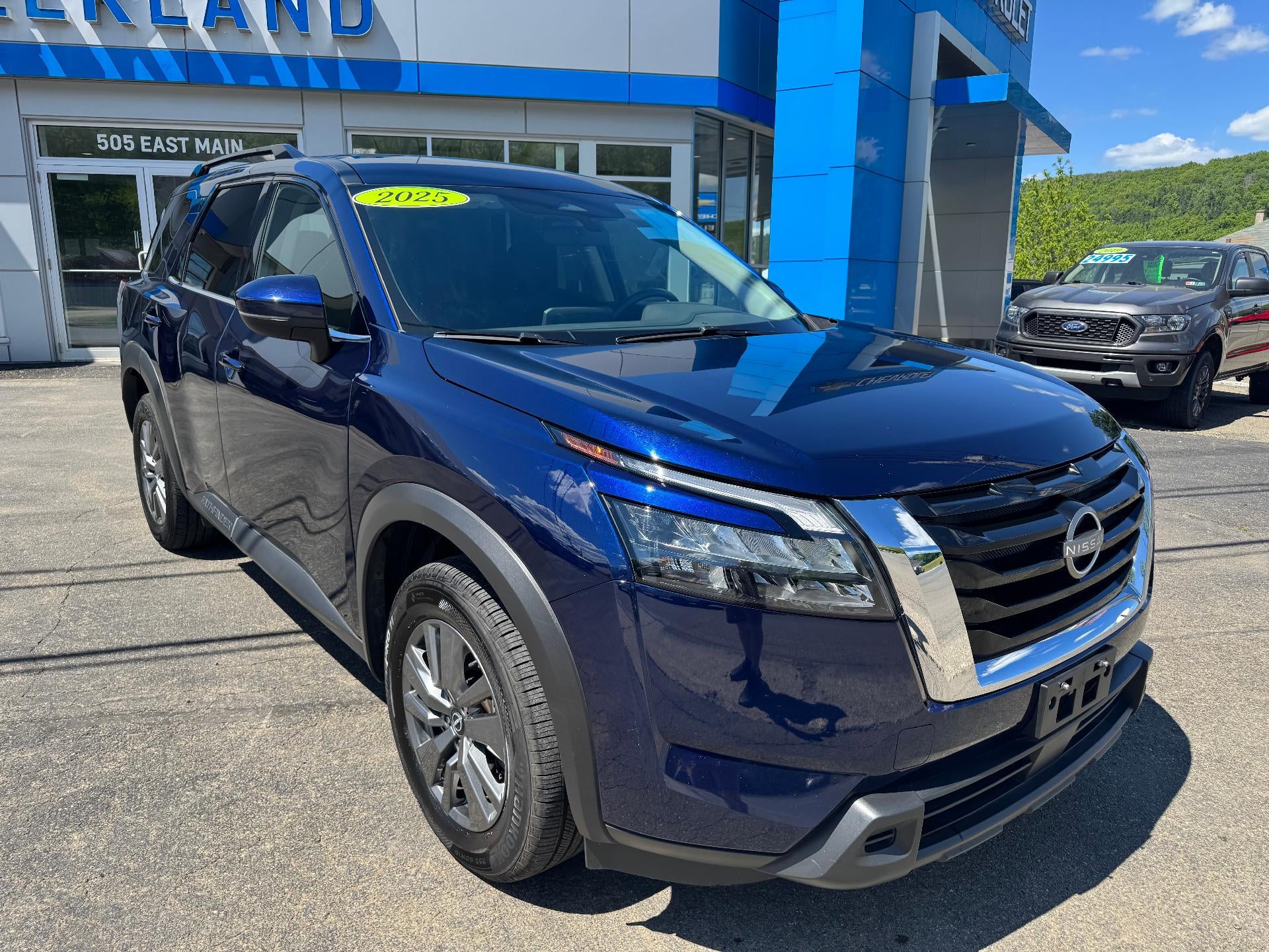 2025 Nissan Pathfinder SV 4WD's photo