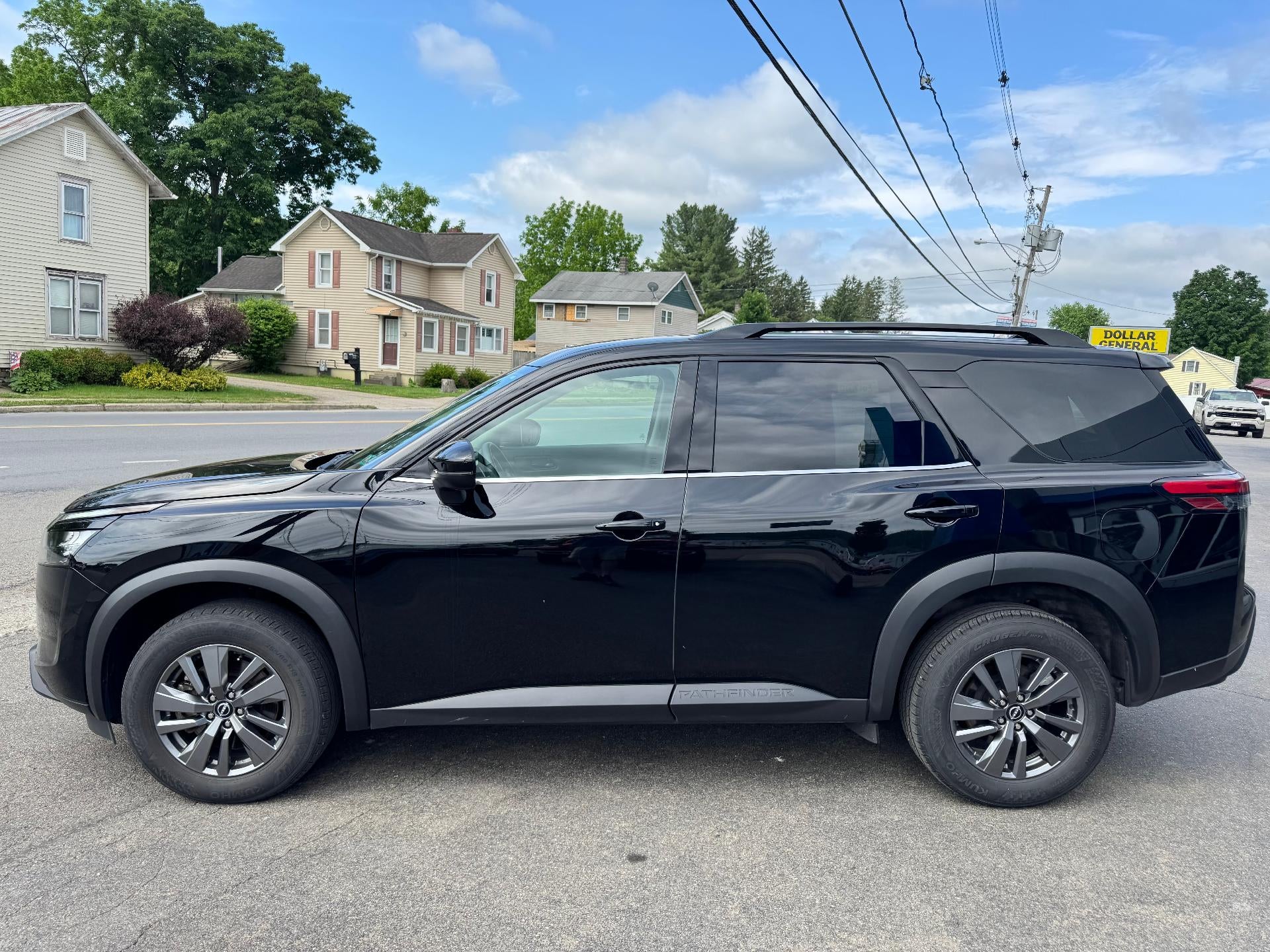2025 Nissan Pathfinder SV