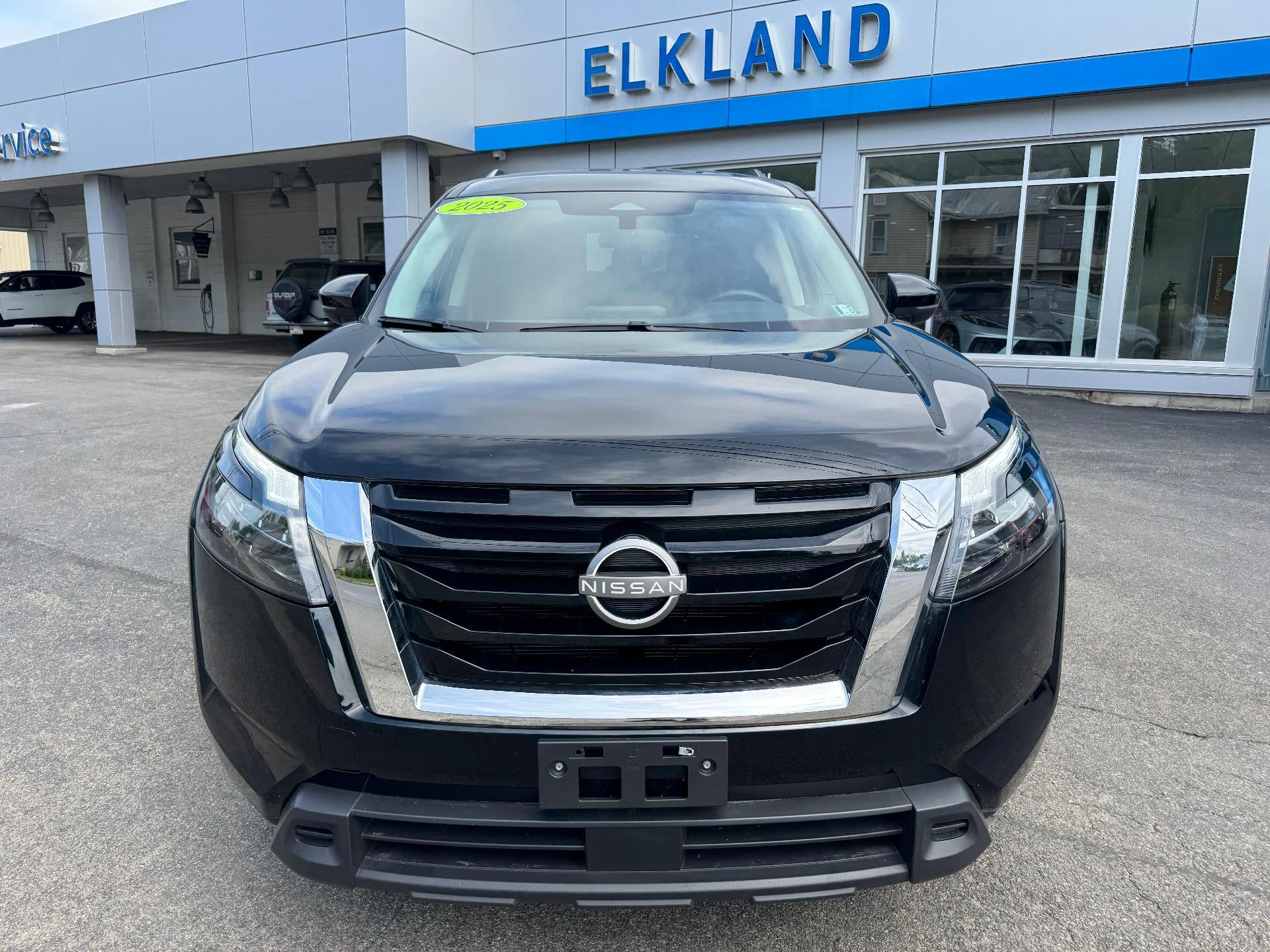 2025 Nissan Pathfinder SV