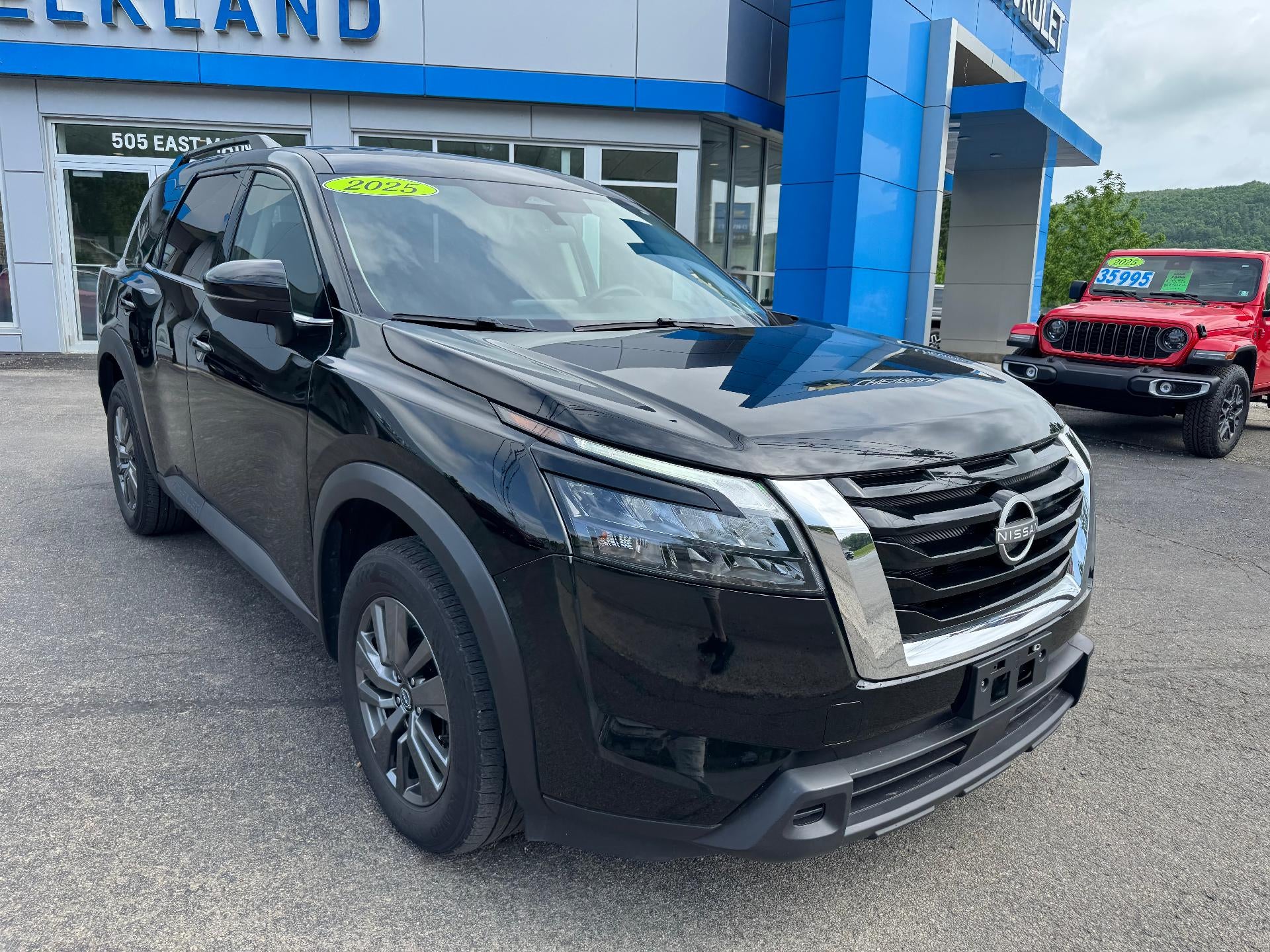 2025 Nissan Pathfinder SV
