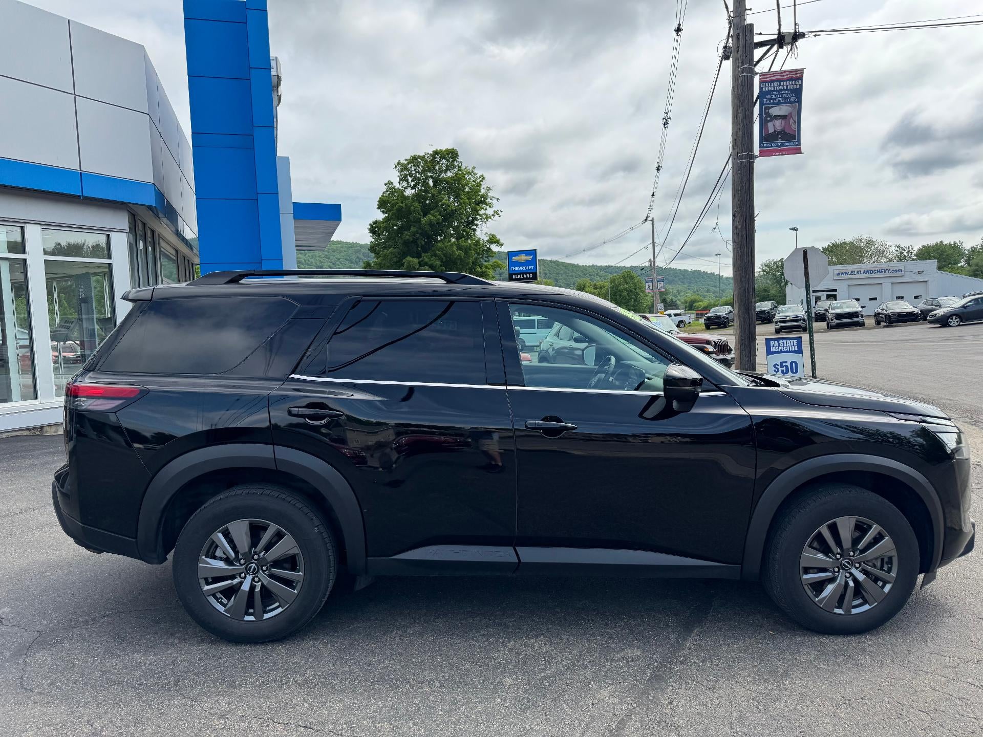 2025 Nissan Pathfinder SV