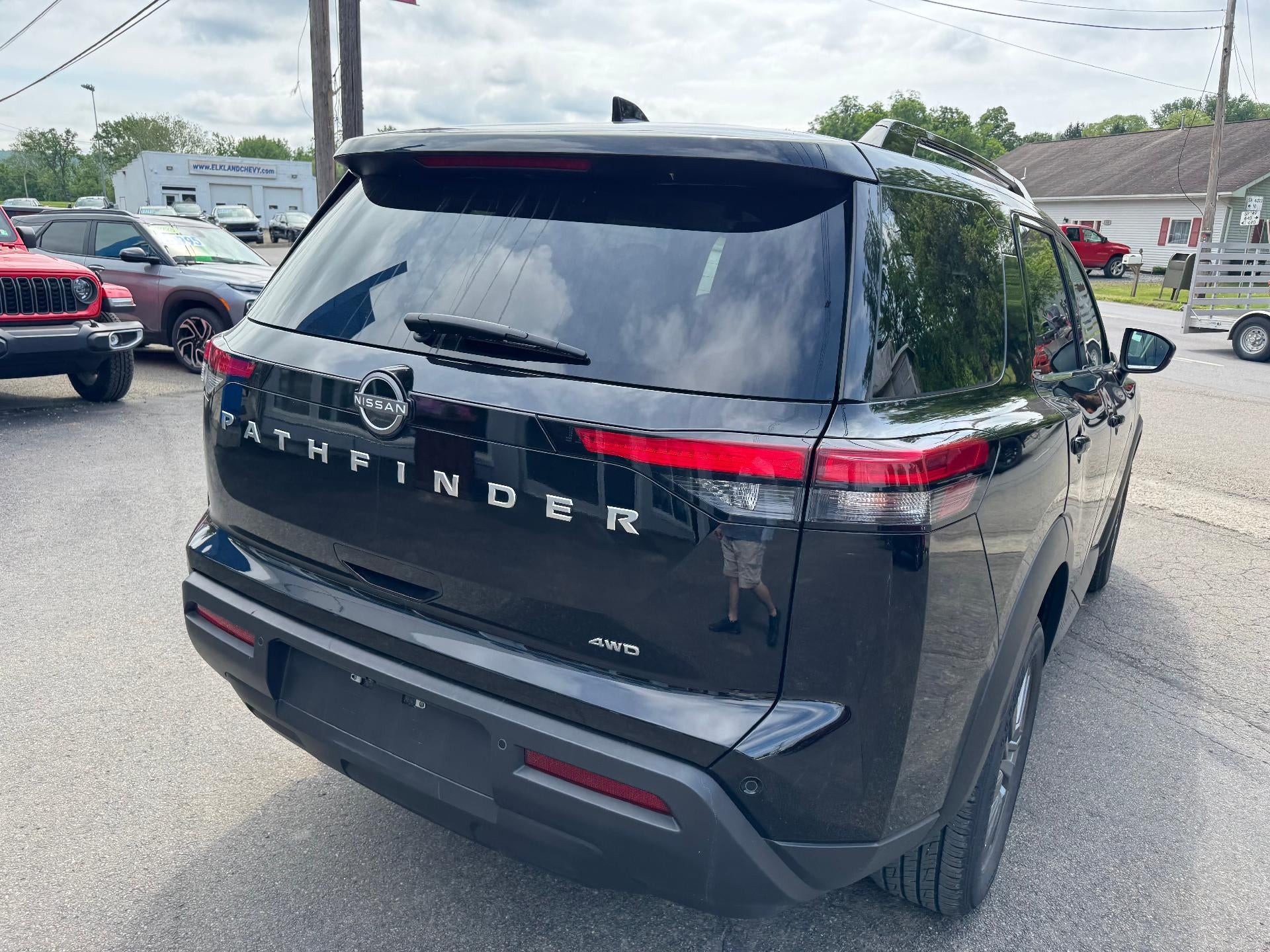 2025 Nissan Pathfinder SV