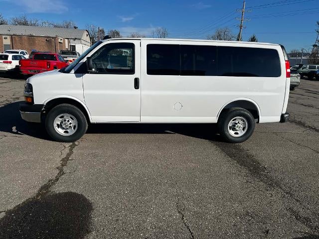 2025 Chevrolet Express Passenger 3500 1LS